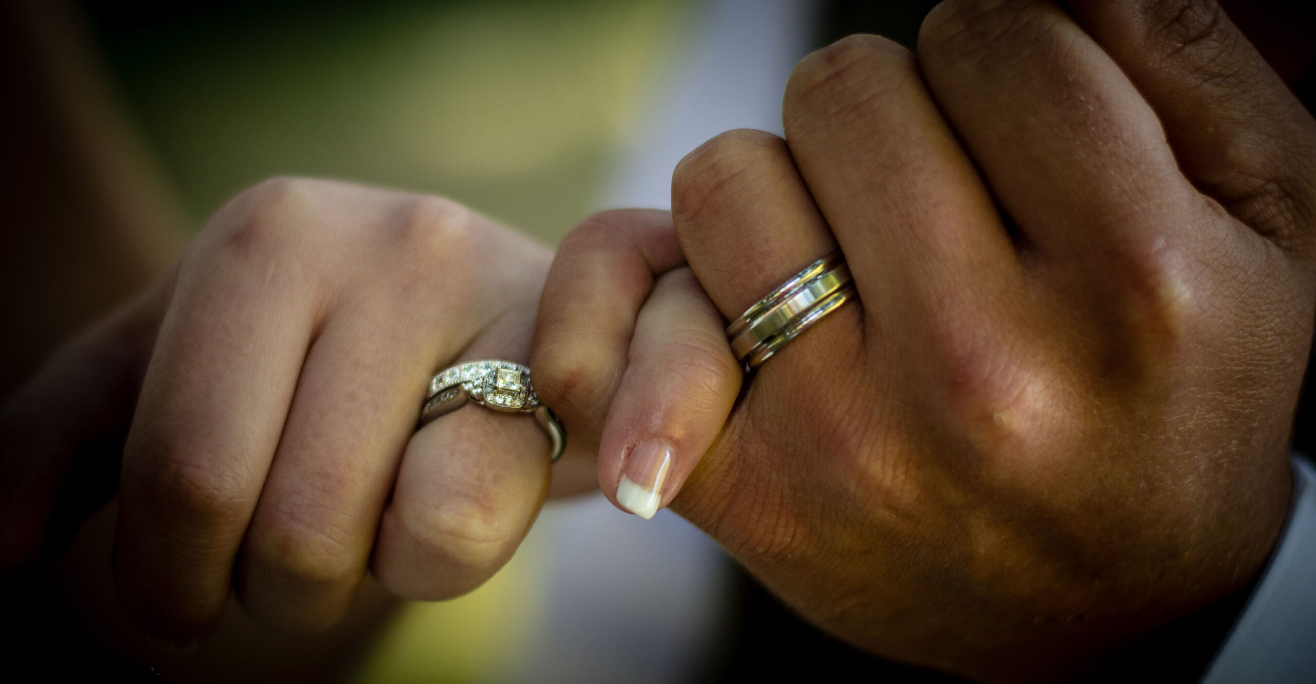 ¿Sabes por qué el anillo de compromiso se usa en el cuarto dedo?
